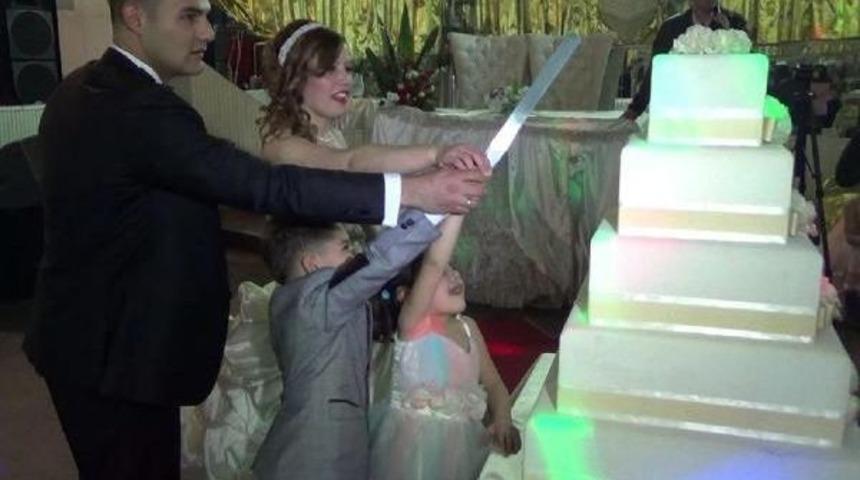 Ka&ccedil;arak Evlendiler, 10 Yıl Sonra Iki &Ccedil;ocuklarıyla Birlikte D&uuml;ğ&uuml;n Yaptılar