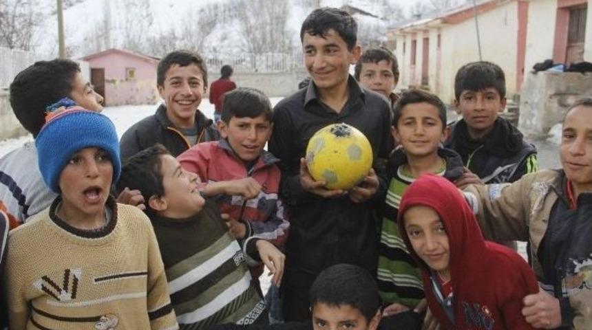 6 Bin N&uuml;fuslu Beldenin &Ccedil;ocukları Halı Saha İstiyor