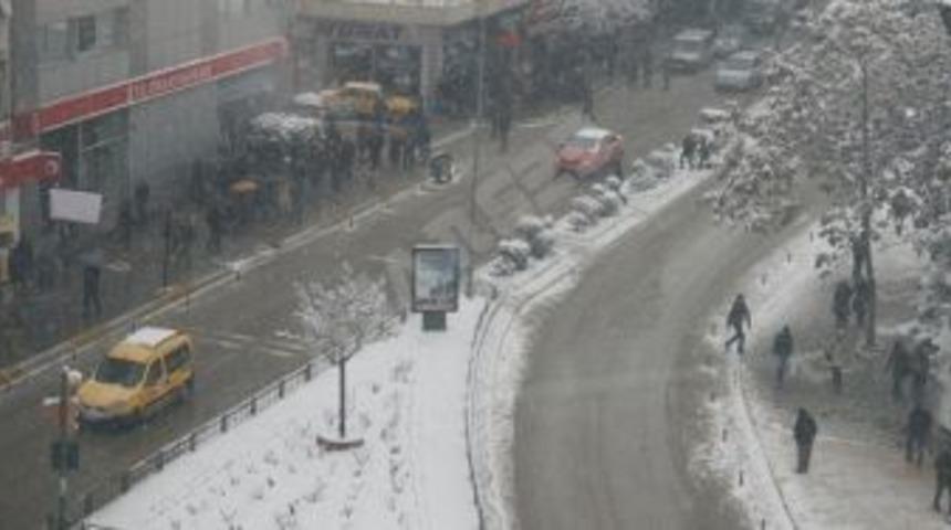 Elazığ&rsquo;da Kar Yağışı Devam Ediyor