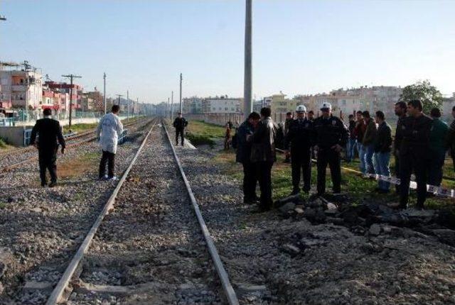 Tarsus'ta Trenin Önüne Atlayarak Intihar