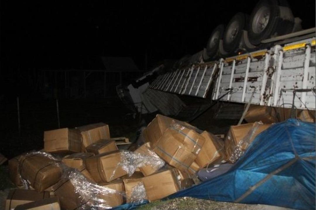 İplik Y&uuml;kl&uuml; Tır Devrildi