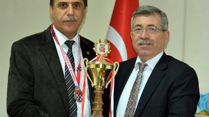 Nuri Aktakka, Başarılı Personelini Kutladı