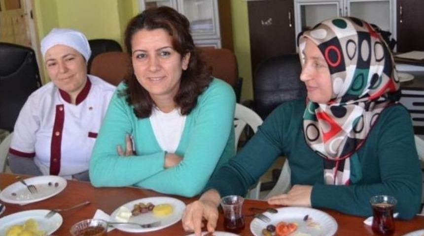 Selendili Ak Kadınlar Kahvaltıda Buluştu