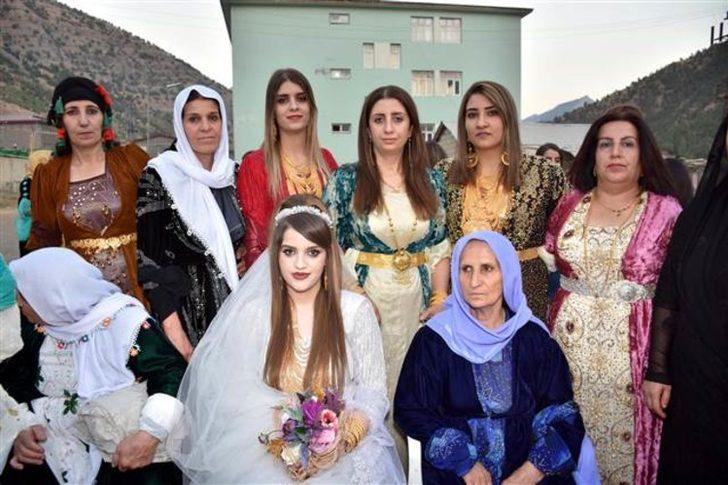 Kilolarca altın ve para takıldı! Aşiret kızının düğünü dudak uçuklattı G2