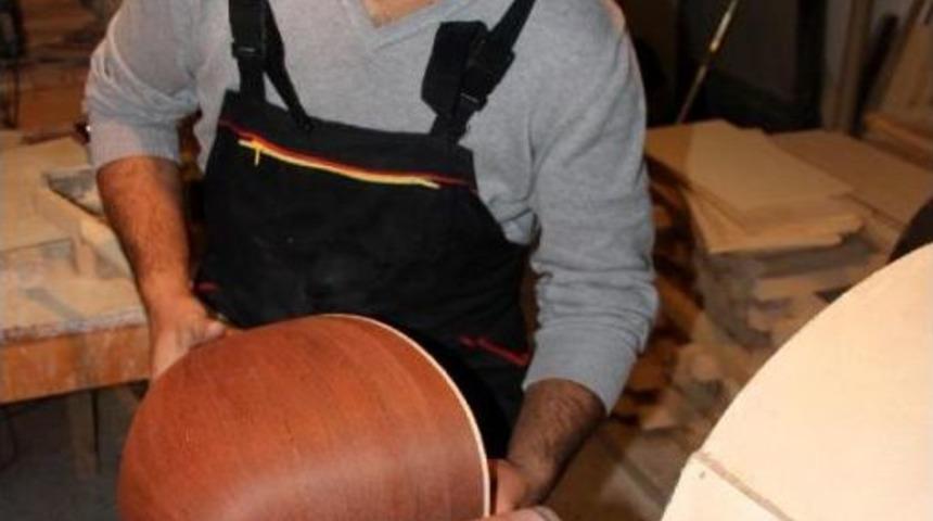 El Yapımı Bağlama Fabrikasyona Direniyor