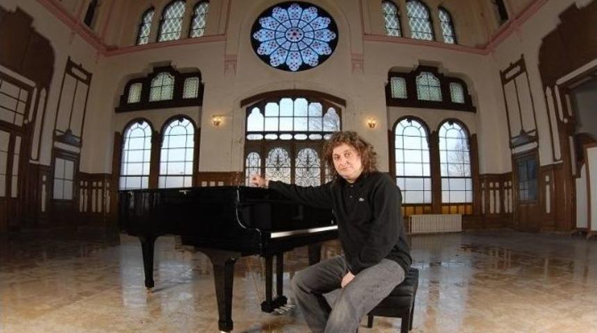 Tuluyhan Uğurlu&rsquo;dan Aydın&rsquo;da Farklı Bir Sevgililer G&uuml;n&uuml; Konseri