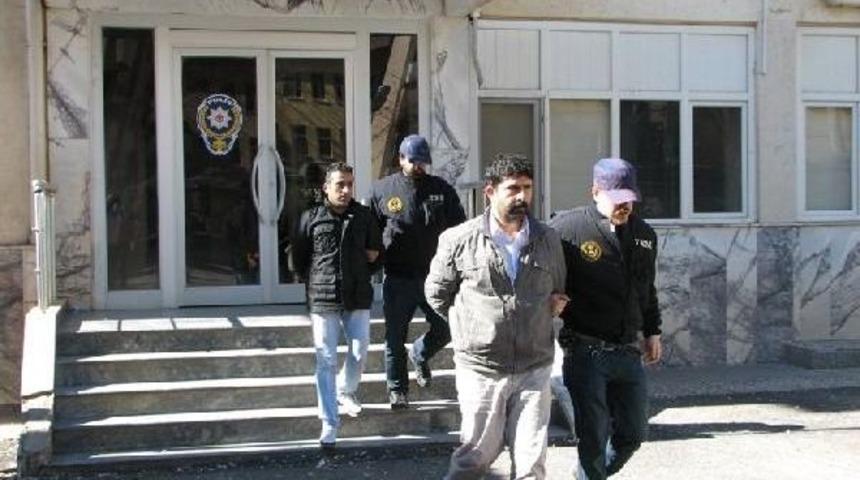 'bomba Var' Denilen Otomobilden Pkk'ya G&ouml;t&uuml;r&uuml;len 3 Kız &Ccedil;ıktı