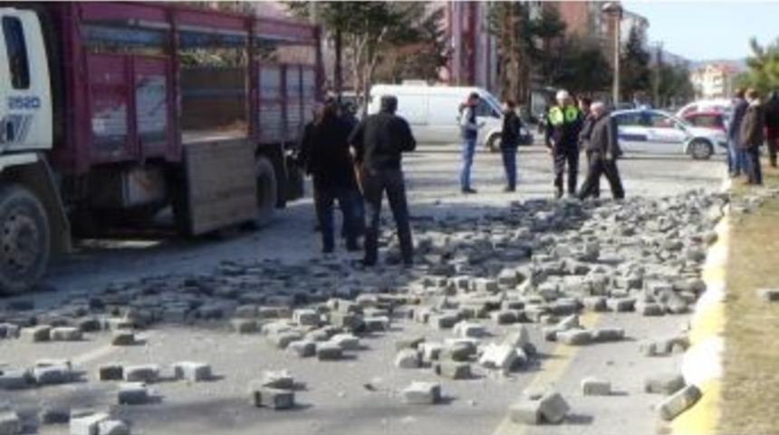 Tır Kamyonla &Ccedil;arpıştı: 1 Yaralı