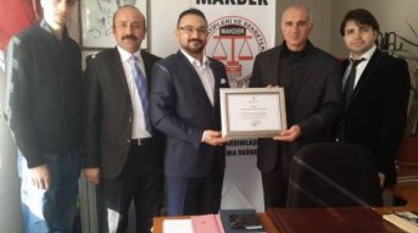 Malatya Avukat K&acirc;tipleri Sekreterleri Ve B&uuml;ro Elemanları Derneğine Kızılay&rsquo;dan Plaket