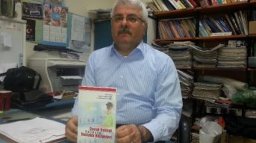&rsquo;&ccedil;ocuk Hekimi G&ouml;z&uuml;yle Hastalık Hikayeleri&rsquo; Kitaplaştırıldı