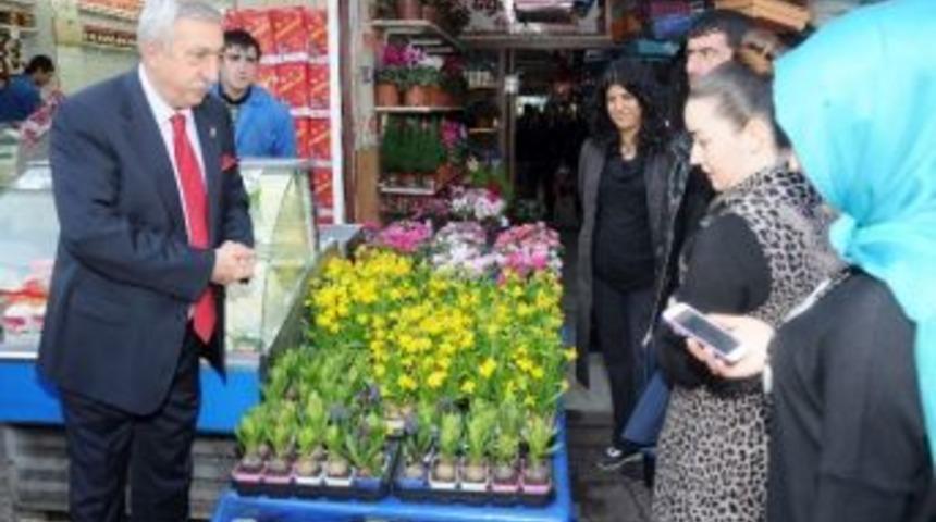 Esnaf Ve Sanatkarlar 14 Şubat İ&ccedil;in Vitrinlerini S&uuml;slemeye Başladı