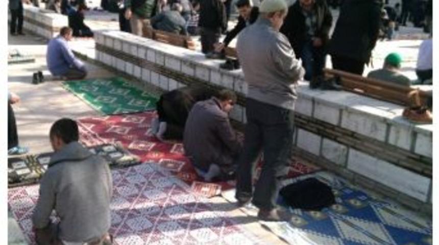 Akli Dengesi Yerinde Olmayan Şahıs, Cuma Namazında Kıbleye Ters Durdu