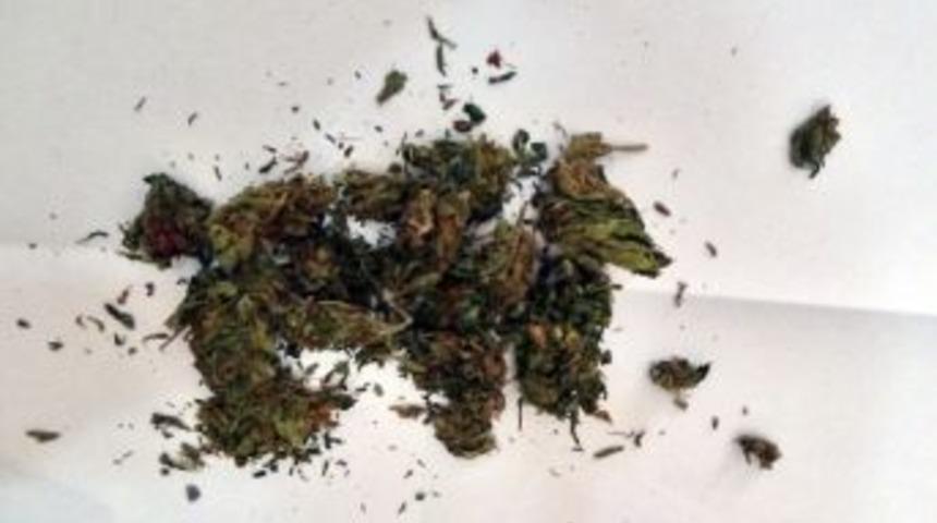 Polisten Ka&ccedil;tı, Uyuşturucuyla Yakalandı