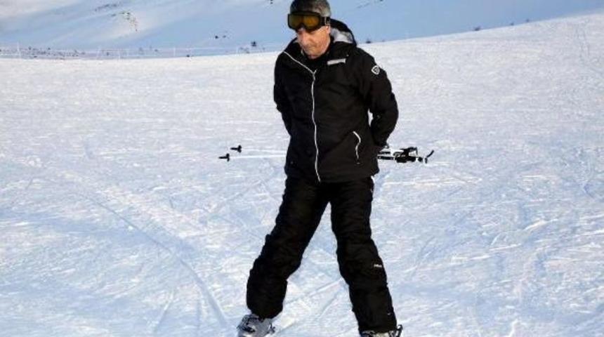 Elazığ Belediye Başkanı Hafta Sonunu Kayak Yaparak Ge&ccedil;irdi