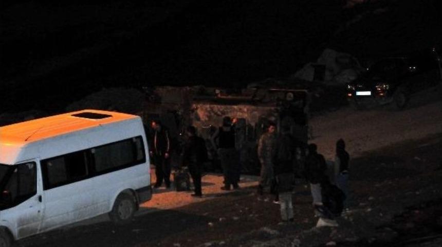 Hakkari&rsquo;de Askeri Ara&ccedil; Devrildi: 3 Yaralı