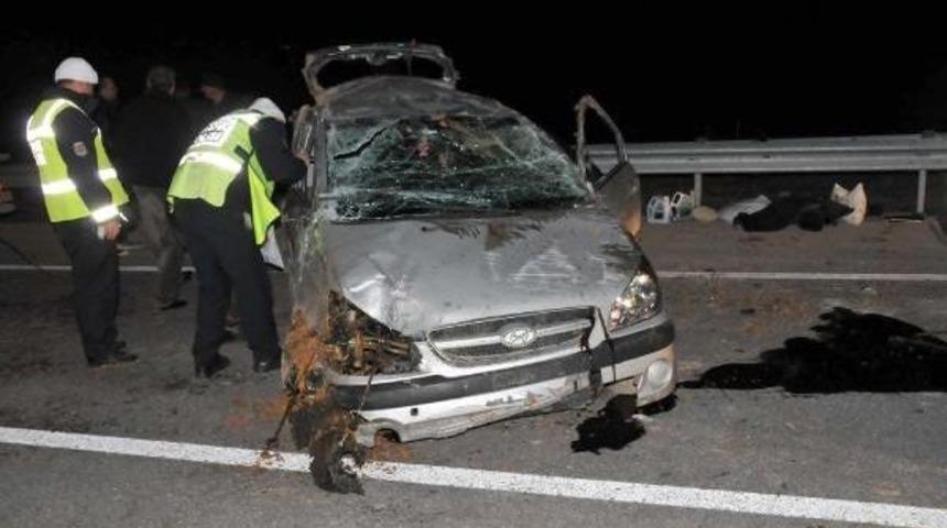 Otomobil Bariyerlere &Ccedil;arptı: 2 &Ouml;l&uuml;, 3 Yaralı