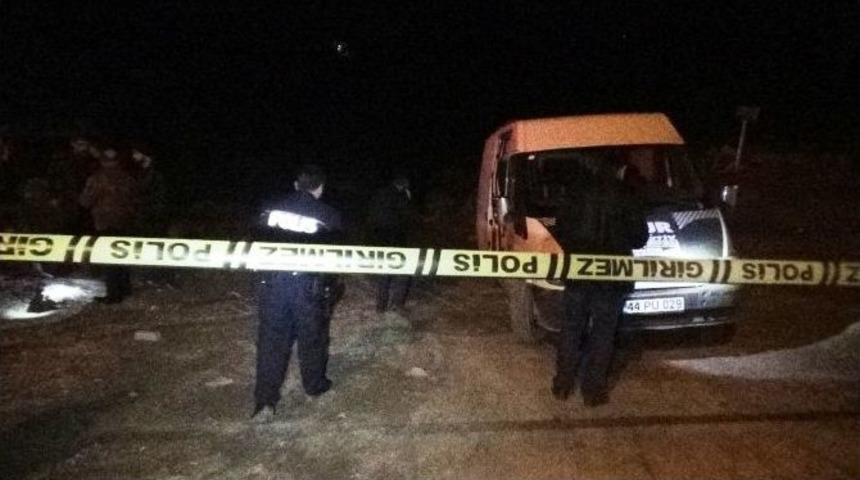 Minib&uuml;s İ&ccedil;inde Yaralı Halde Bulundu