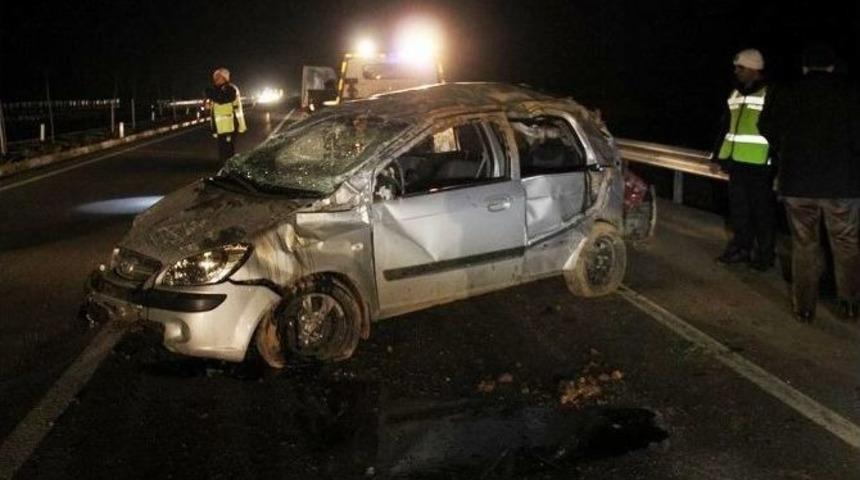 Otomobil Bariyerlere &Ccedil;arptı: 2 &Ouml;l&uuml;, 3 Yaralı