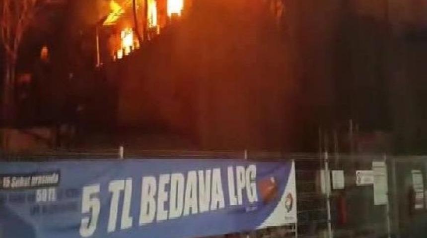 Ey&uuml;p'te Korkutan Gecekondu Yangını