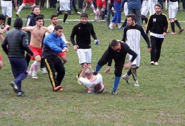 Uzatmalarda Beraberlik Golü Gelince Futbolcular Tekme Tokat Birbirine Girip, Hakeme Saldırdılar