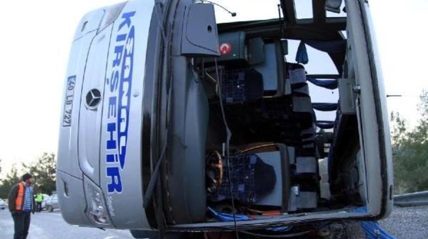 Antalya'da Yolcu Otob&uuml;s&uuml; Devrildi: 1'i Ağır, 37 Yaralı
