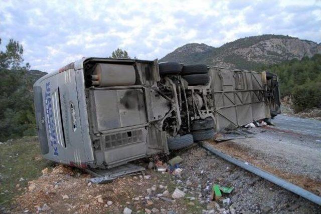 Antalya'da Yolcu Otobüsü Devrildi: 1'i Ağır, 37 Yaralı