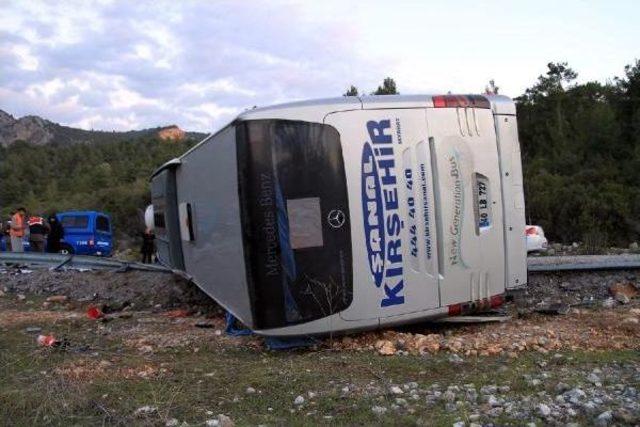 Antalya'da Yolcu Otobüsü Devrildi: 1'i Ağır, 37 Yaralı