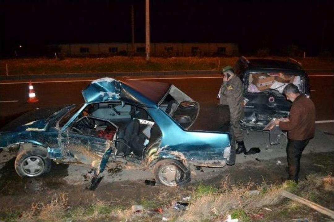 &Uuml;&ccedil; Ara&ccedil; Birbirine Girdi: 1 &Ouml;l&uuml;, 4 Yaralı