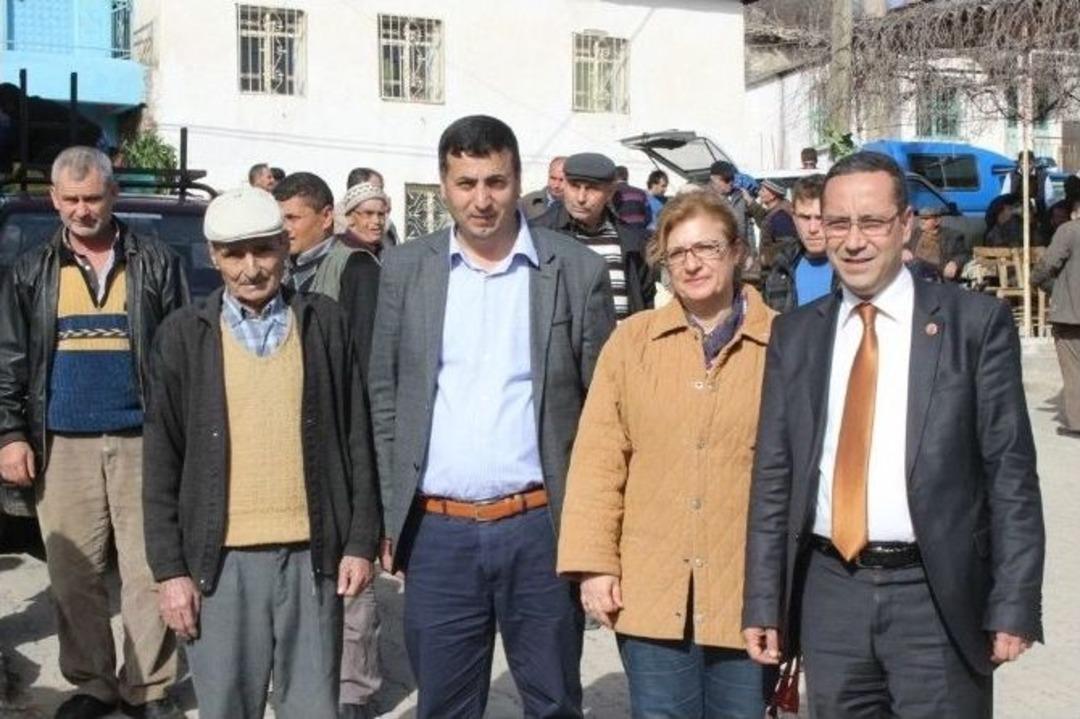 Ayvalık Chp Parti Okulu Ak&ccedil;apınar&rsquo;da Fidan Dağıttı