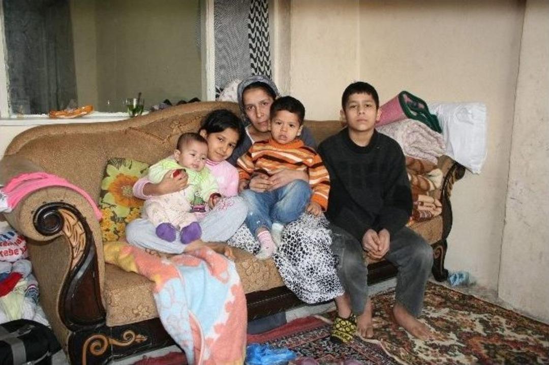 (&ouml;zel Haber) Mendil Satarak 4 &Ccedil;ocuğunun Karnını Doyuruyor