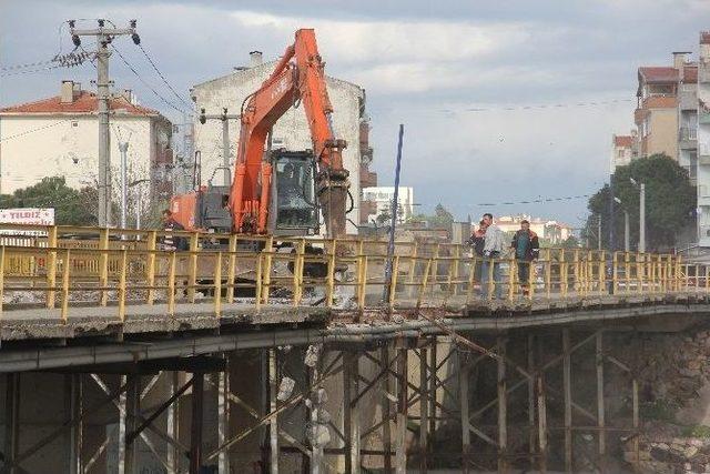 Karınca Deresi Köprüsü Yıkılıyor