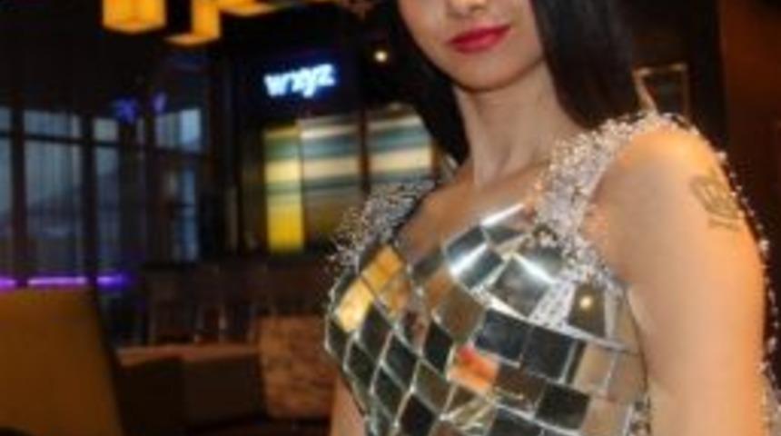 (&ouml;zel Haber) 5 Bin Aynadan Yapılan Gelinliği 4 Kişi Taşıdı