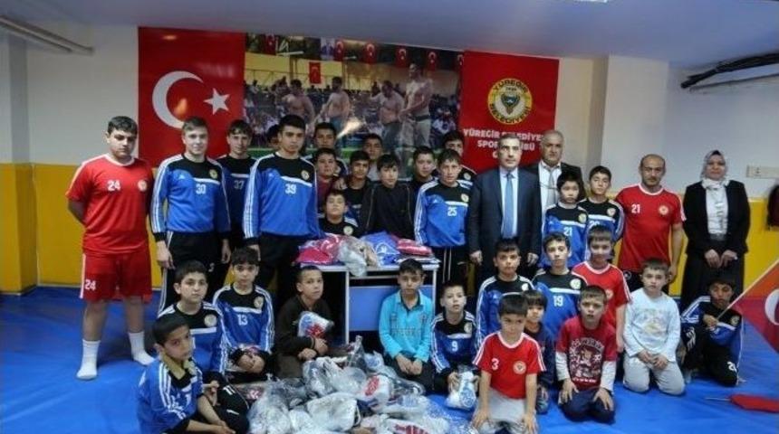 &Ccedil;elikcan&rsquo;dan G&uuml;reş Takımına Destek