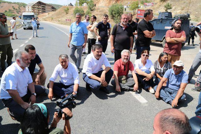 Tunceli'de geçişlerine izin verilmeyen HDP'liler oturma eylemi yaptı (2)