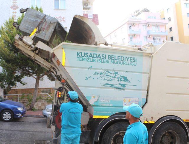Kuşadası'nda 3 bin 710 ton çöp toplandı