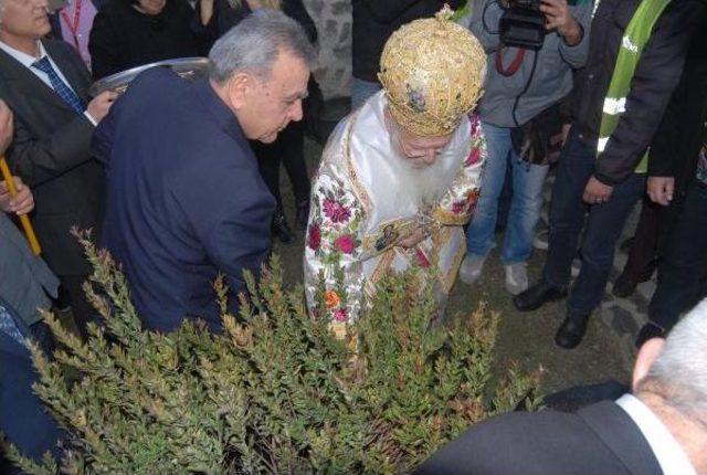 Patrik Bartholomeos, İzmir Ziyaretinin Ilk Gününde Ayin Yönetti