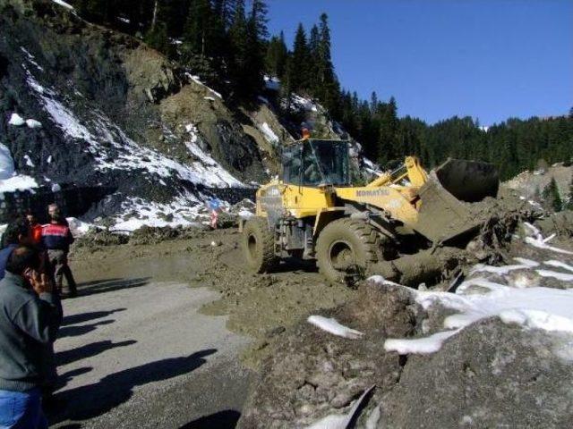 Ilgaz-Kastamonu Karayolunda Heyelan