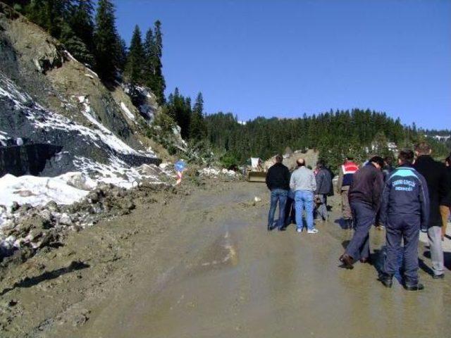 Ilgaz-Kastamonu Karayolunda Heyelan