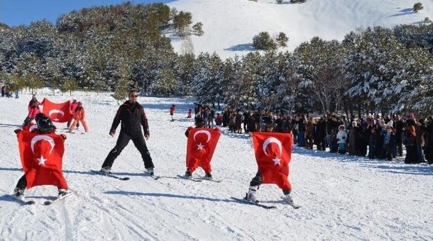S&ouml;mestr Tatilinde Kayak Kursu Alan Minik &Ouml;ğrenciler Sertifikalarını Aldı