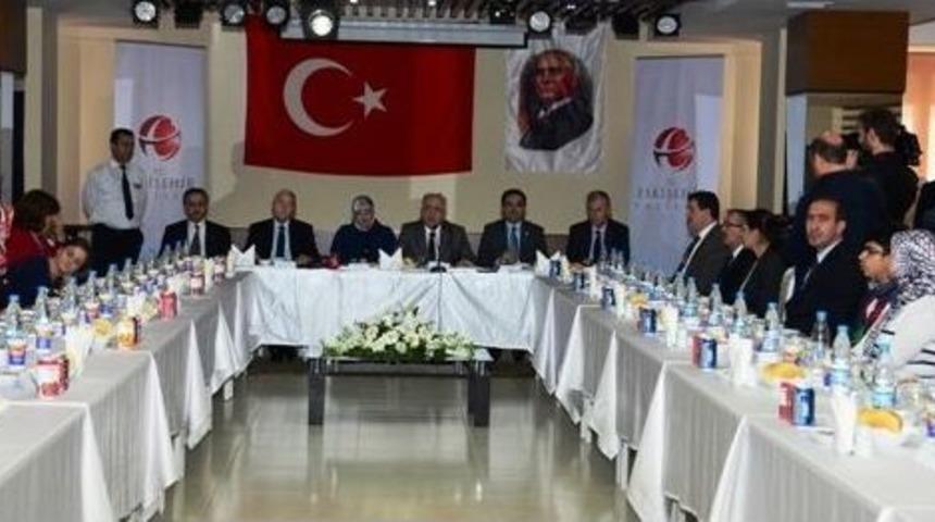 Vali Tuna Esog&uuml; Bedensel Engelli Y&uuml;zme Takımı Sporcuları Onuruna Yemek Verdi