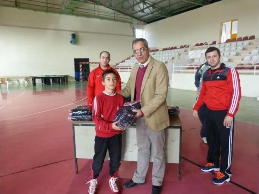 Hamza Yerlikaya&rsquo;dan Bilecikli Minik G&uuml;reş&ccedil;ilere Jest