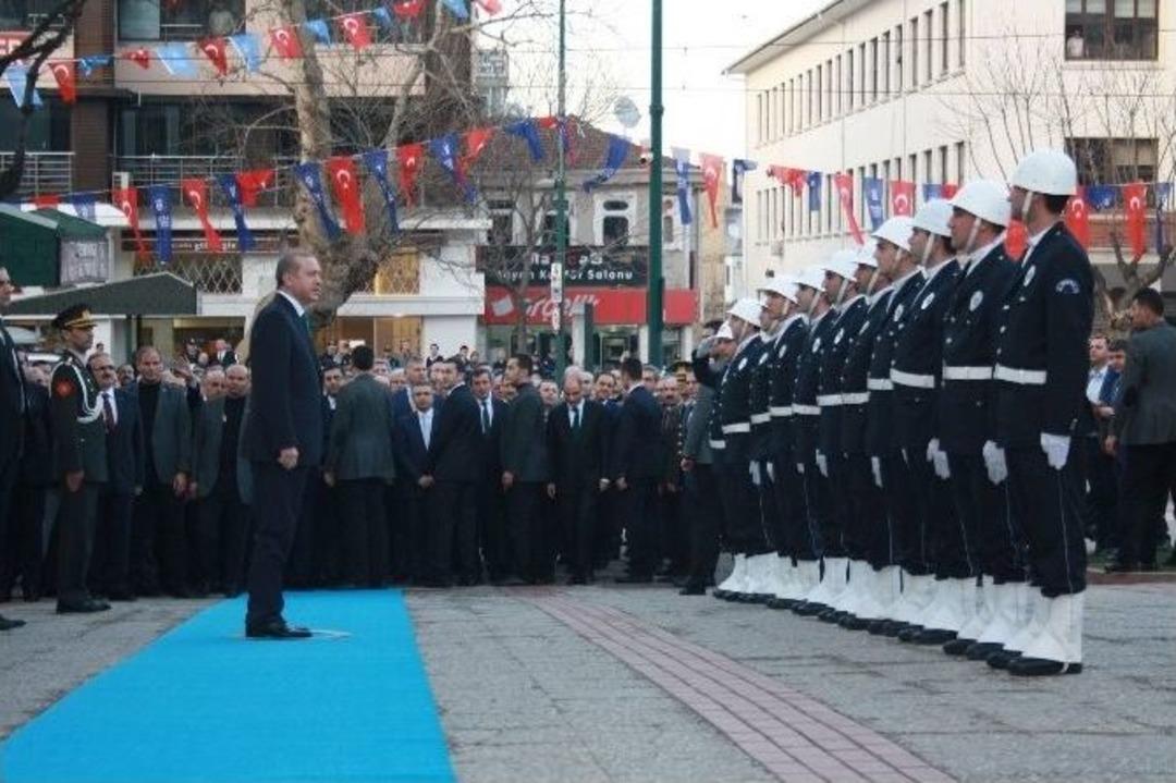 Cumhurbaşkanı Erdoğan Diriliş M&uuml;ziğiyle Karşılandı, Gen&ccedil; Kız Şiir Okudu