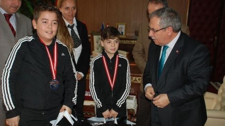 Vali Nayir Başarılı Haltercileri &Ouml;d&uuml;llendirdi