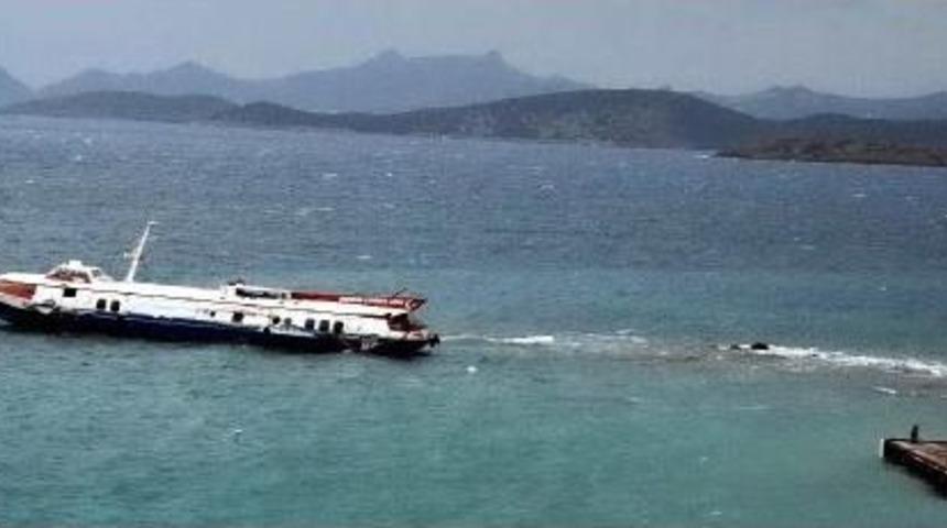 Fırtınada S&uuml;r&uuml;klenen Deniz Otob&uuml;s&uuml; Karaya Oturdu