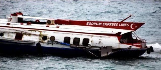 Fırtınada Sürüklenen Deniz Otobüsü Karaya Oturdu