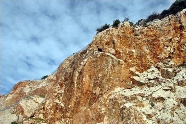 (&ouml;zel Haber) Dağda Mahsur Kalan Ke&ccedil;ileri İtfaiye Kurtardı 2