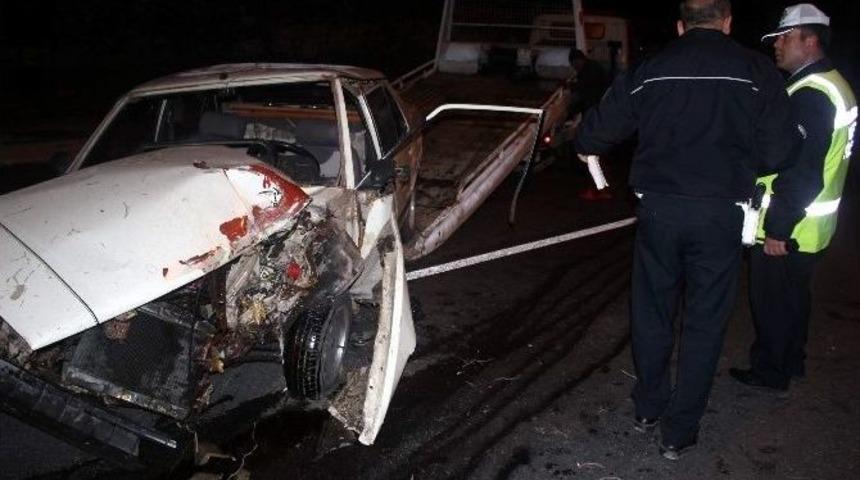 Otomobil Ağaca &Ccedil;arptı: 2 Yaralı