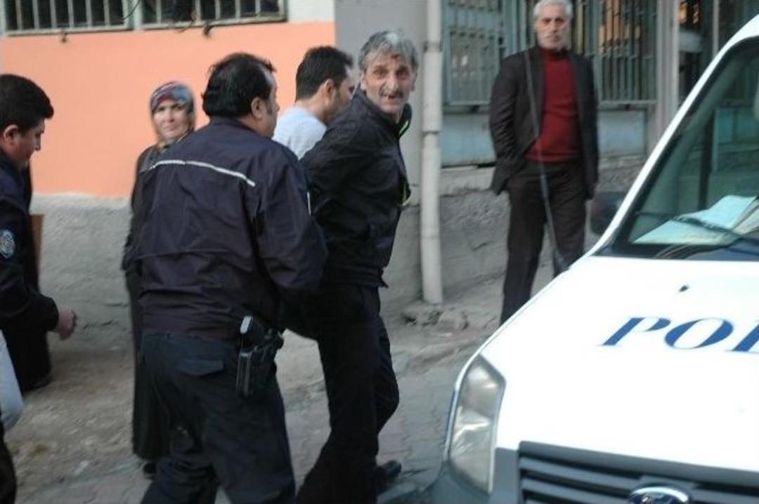 &Ccedil;alıntı Aracın Peşine D&uuml;şen Polis Kavganın Ortasında Kaldı