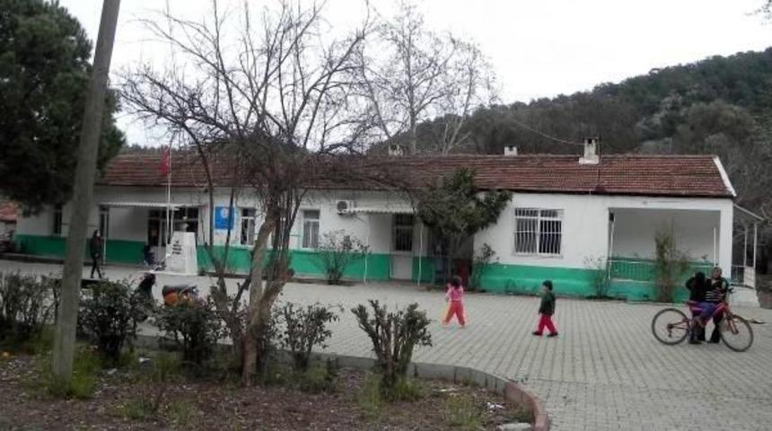 &Ouml;ğrenci Sayısı 7'ye D&uuml;şen 70 Yıllık Okul Kapatıldı