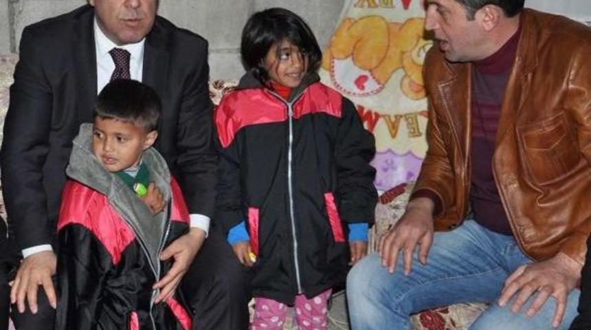 Milletvekili Tayyar &Ccedil;ocuklara Kaban Dağıttı